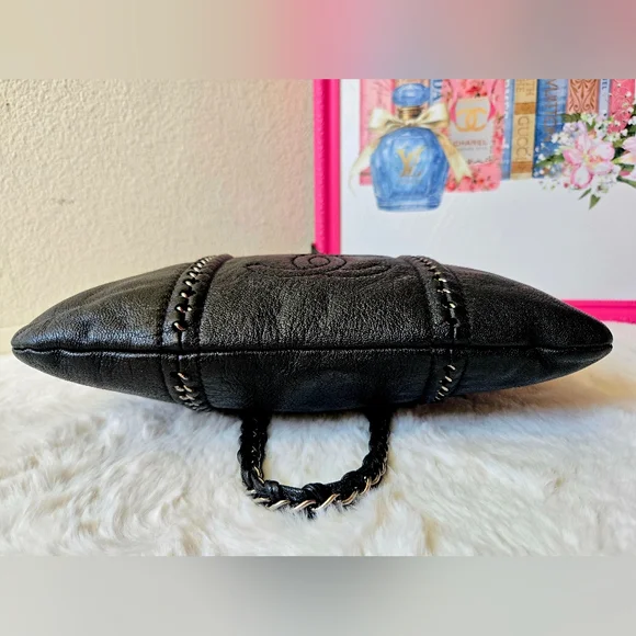 Chanel Luxe Ligne Tote Bag - Picture 9 of 16